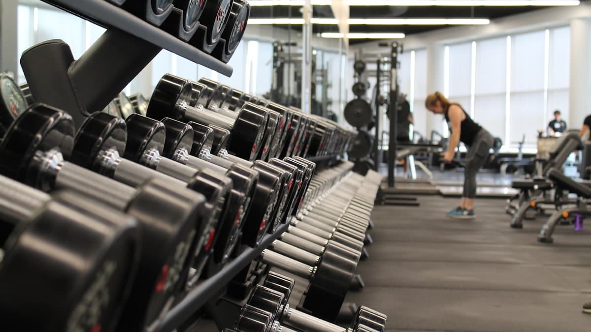 Foto: Athletik- / Krafttraining — Sandra beim Coaching oder Patient bei funktionellen Übungen mit Equipment