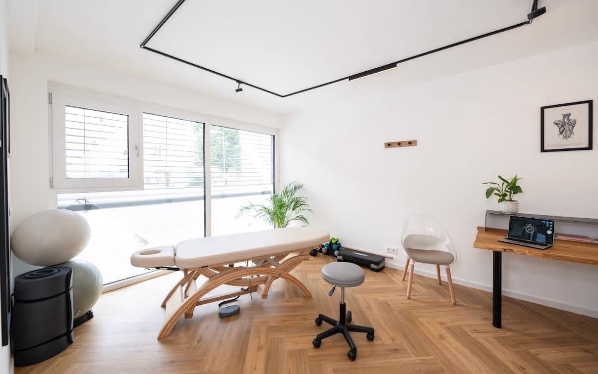 Foto: Helle, moderne Praxisräumlichkeiten im XUND Gesundheitszentrum — Behandlungsraum oder Trainingsbereich